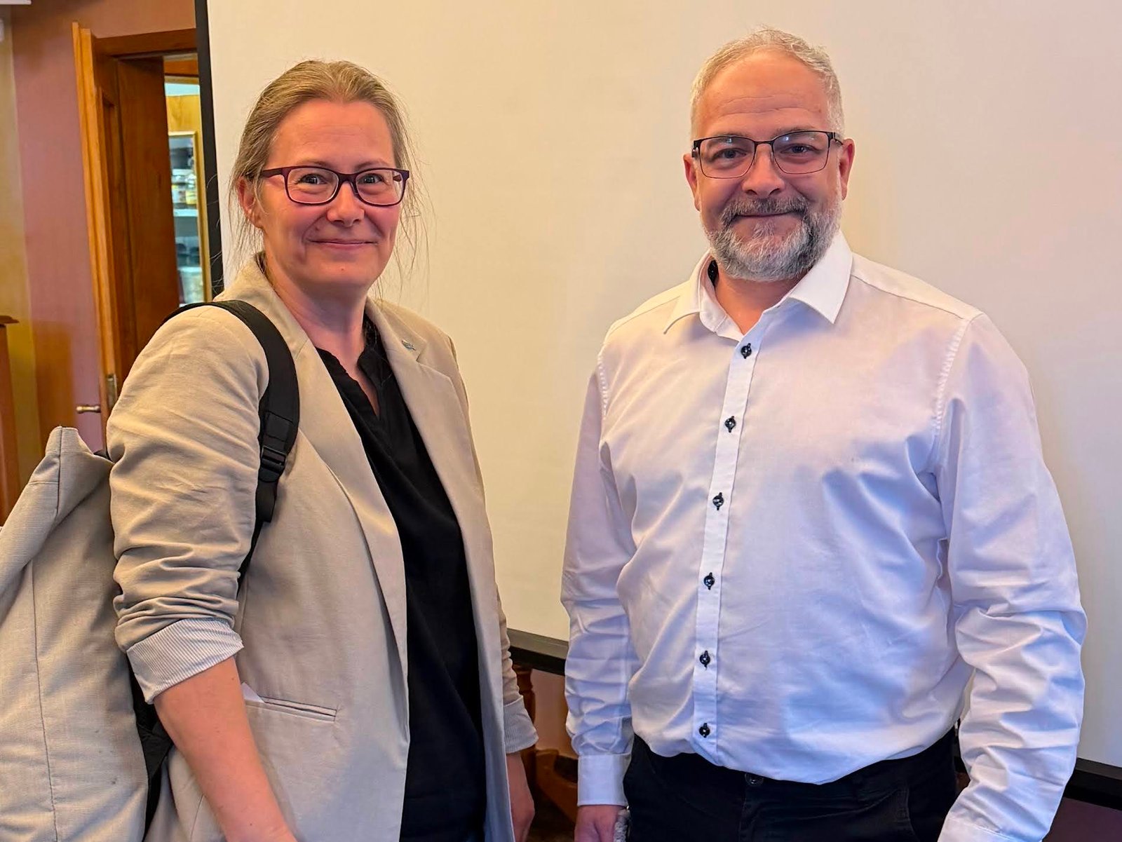 Monique Thalheim und Marcel Lenk vor der Leinwand im Landhotel Zur Post
